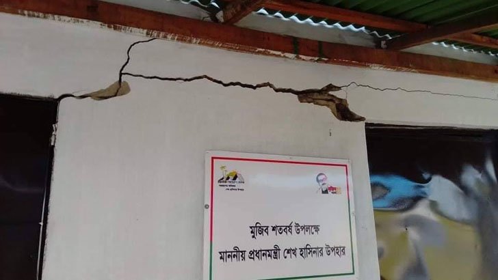 নেত্রকোনায় হস্তান্তরের আগেই প্রধানমন্ত্রীর দেয়া ঘর ভেঙে পড়ার আশঙ্কা
